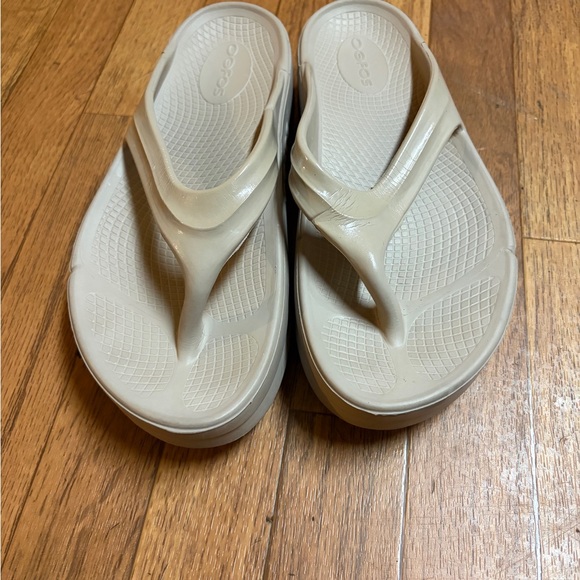 CROCS Tan Flip Flop Sandals - Picture 6 of 9